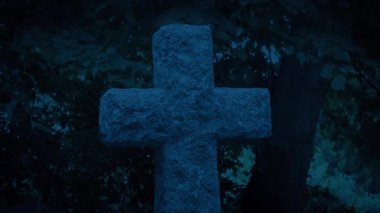 Mezartaşı Haçı Karanlıkta