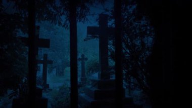 Akşamları kilise avlusunun önünde demiryolu geçişi.