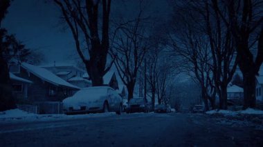 Kış akşamında karlı bir gecede yerleşim yeri.