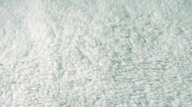 Bir kadeh kırmızı şarap devrildi ve halıyı mahvetti.