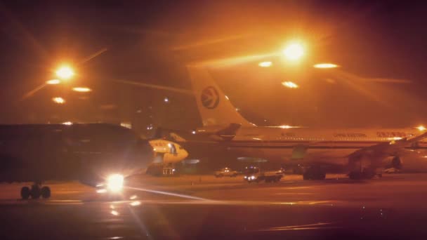 Αεροπλάνο ταξί παρελθόν διεθνές αεροδρόμιο τη νύχτα — Αρχείο Βίντεο