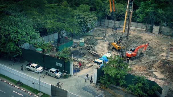 Baustelle mit Menschen und vorbeifahrenden Autos — Stockvideo