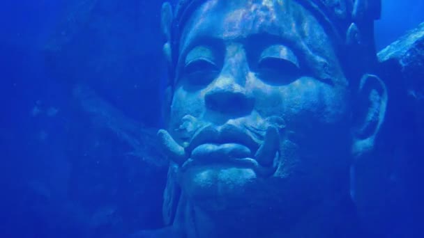 Cabeza de la antigua estatua de la Deidad bajo el agua — Vídeos de Stock