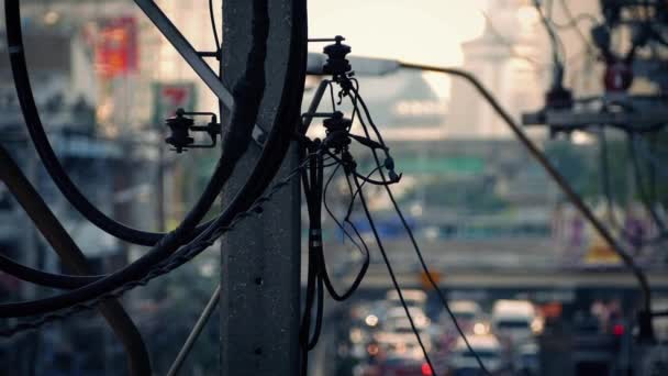 Pylon di potere in città all'ora di punta — Video Stock