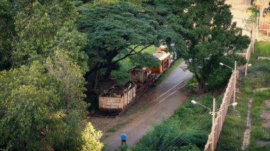 Adamın eski terkedilmiş tren rayları akşam girer.