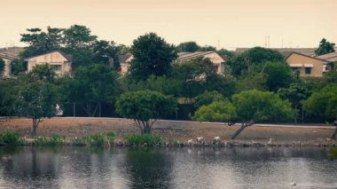 Nehirde gelişmekte olan ülke tarafından evleri Van yolcu