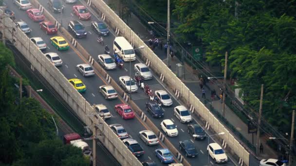 Ağır acele saat trafik tropikal iklim — Stok video