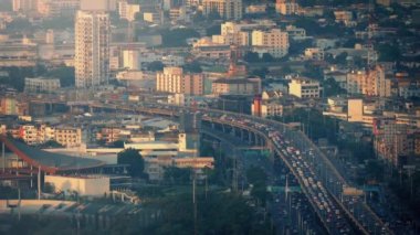 Sunrise, şehrin içinden büyük otoyol