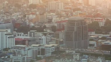 Otoban üzerinden günbatımı kızdırma şehirde