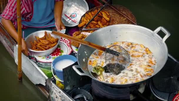 Nő főzés banán - folyó piaci — Stock videók
