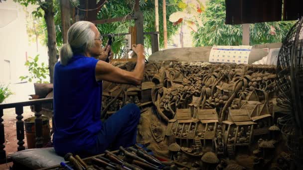 Anciano tallando una asombrosa ilustración en madera — Vídeos de Stock