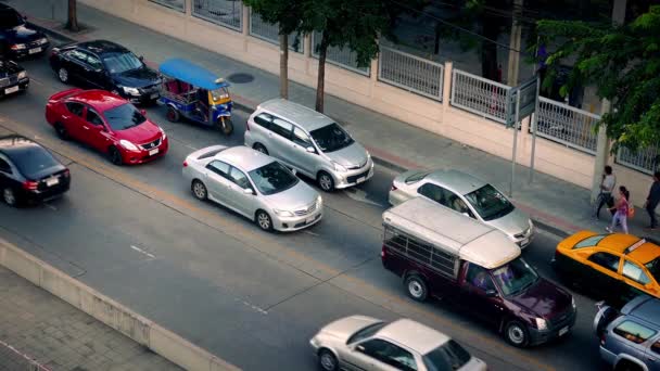 Straße in asiatischer Stadt mit vorbeilaufenden Menschen — Stockvideo