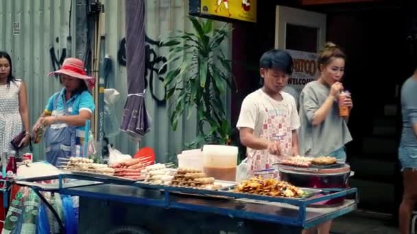 Vendedores de comida callejera en Bangkok — Vídeo de stock