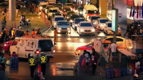 Scène de nuit occupée à Bangkok avec la police dirigeant la circulation — Video
