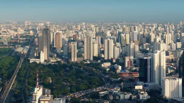 Vista da cidade com metro e inúmeros arranha-céus — Vídeo de Stock