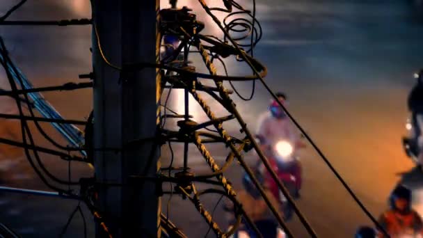 Noční provoz s pylonem v popředí — Stock video