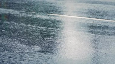 Yağmur altında geçen arabalar closeup