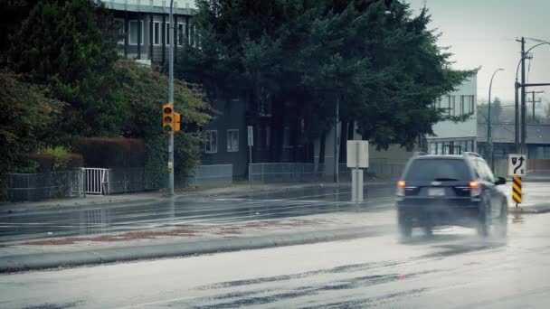 Автомобили, проходящие под дождём в пасмурный день — стоковое видео