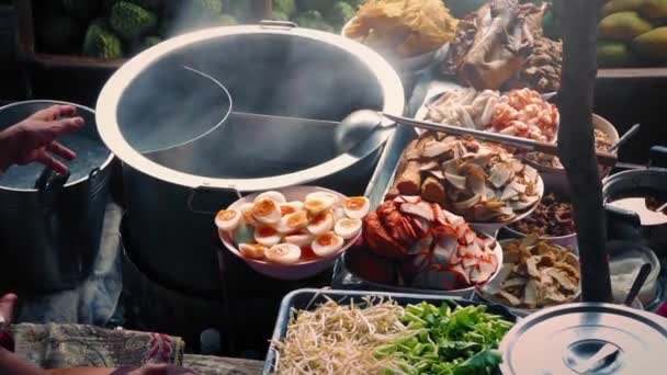 Difusión de deliciosa comida en barco de río — Vídeo de stock