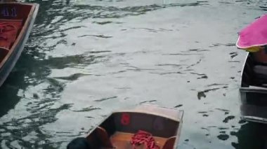 İnsanlar kanal kürek ve motorlu tekneler geçer