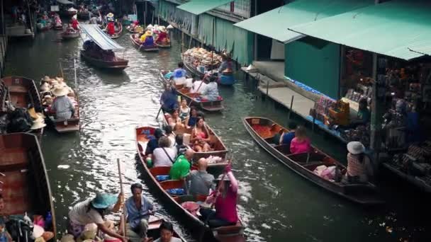 Mercado flutuante com turistas que passam em barcos de rio — Vídeo de Stock