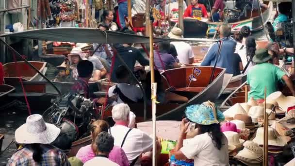Mercado flotante con turistas y comerciantes — Vídeo de stock