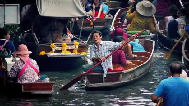 タイの水上市場における重いボートの交通 — ストック動画