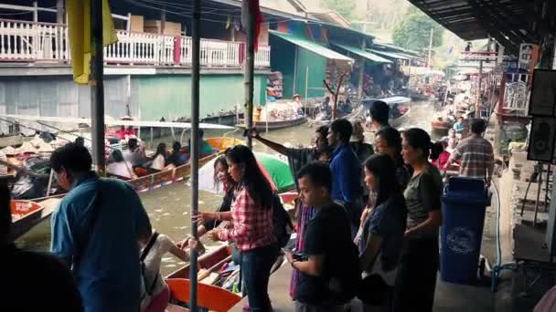 川市場で川のボートに乗るのを待っている人々 — ストック動画