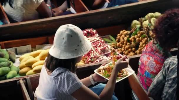 Mujer comiendo almuerzo en barco de río — Vídeos de Stock