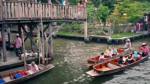 Escena del mercado del río en Tailandia con barcos y personas — Vídeos de Stock