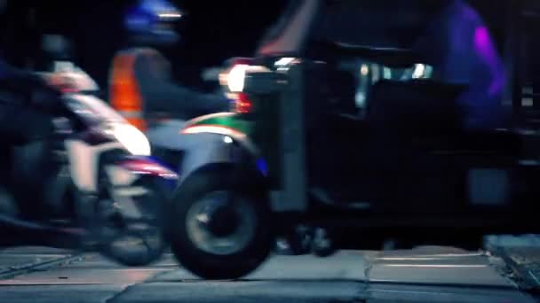 Viel befahrene Hauptstraße mit Passanten in der Nacht — Stockvideo