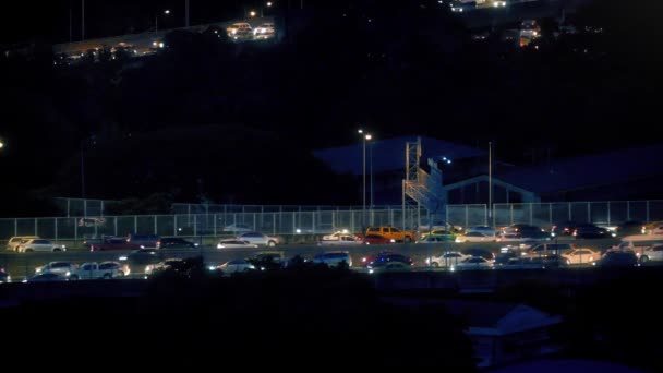 Autoroute De Nuit S'allume Avec Flux De Voitures — Video