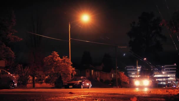 Coches Conducir Pasado En Camino De La Ciudad Por La Noche — Vídeos de Stock