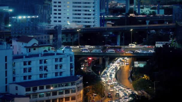 Automobili su strada bagnata brillanti colori vibranti — Video Stock