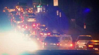 Şiddetli yağmur trafikte dramatik sahne