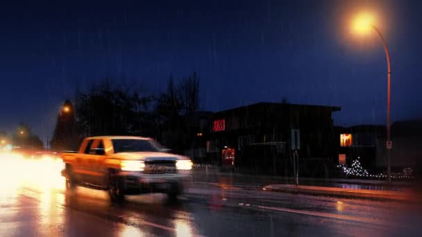 Coches pasando casas en la noche bajo fuertes lluvias — Vídeos de Stock