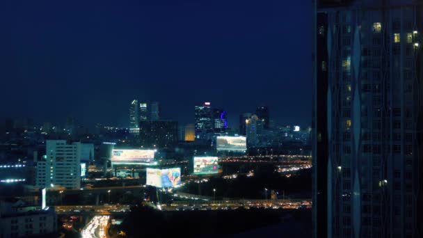 Drukke wegen In de stad landschap bij nacht — Stockvideo