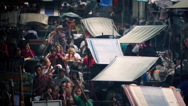 Geschäftiger Flussmarkt mit vielen zusammengepferchten Booten — Stockvideo