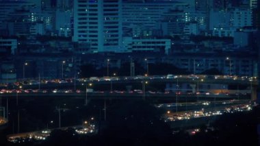 Gece şehir içi akış arabalar aydınlatıyor