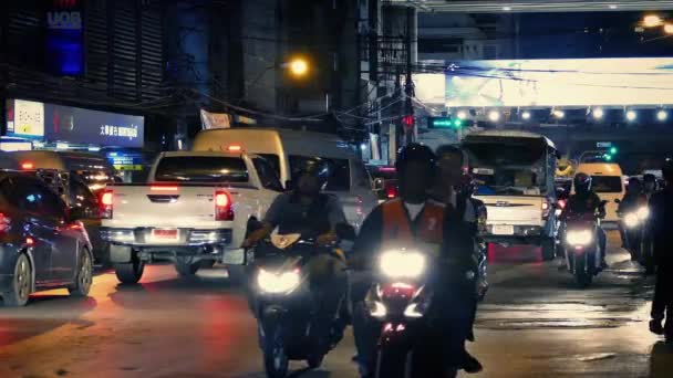 Scooters que pasan en la carretera principal por la noche — Vídeos de Stock