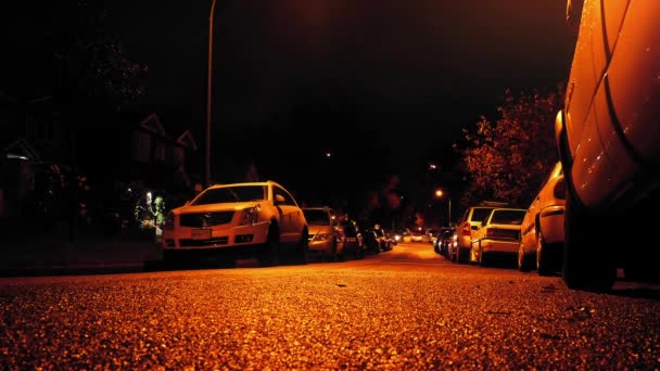 Poziomu widoku Road samochody jazdy przeszłości w nocy — Wideo stockowe