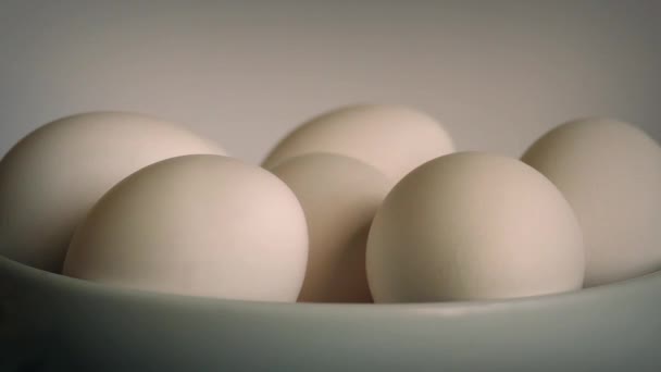 Huevos giratorios en cuenco — Vídeo de stock