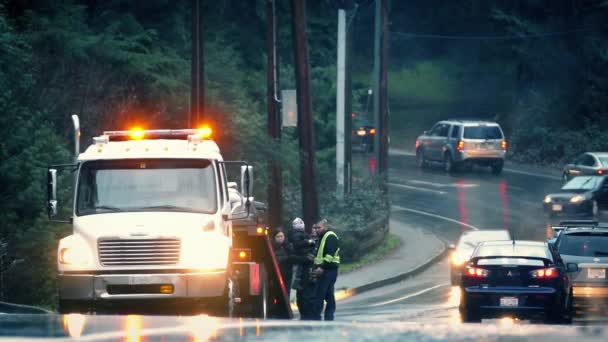 Serviciu de defalcare a mașinii pe drum ocupat în ploaie — Videoclip de stoc