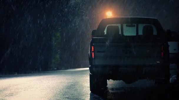 Nieve cayendo en camión estacionado en la noche — Vídeo de stock