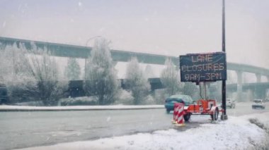 Şiddetli kar yağışı sonbaharda meşgul karayolu