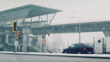 Araba geçiş olarak kar fırtınası otoyol kamyon kapat