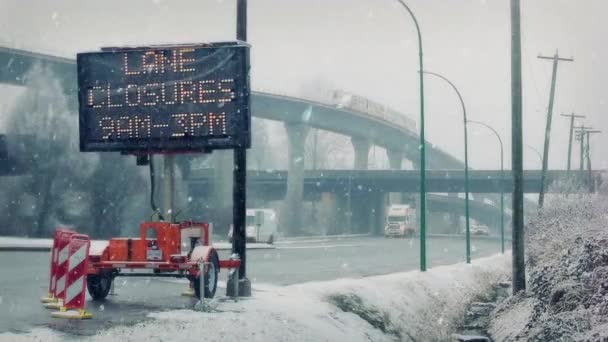 Upptagen staden väg med snö som faller — Stockvideo