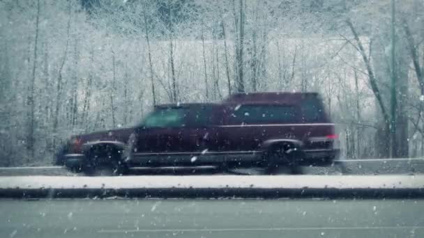 Автомобили и грузовики на снежном шоссе зимой — стоковое видео