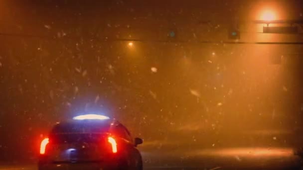 Taxi fährt nachts bei Schneefall vorbei — Stockvideo