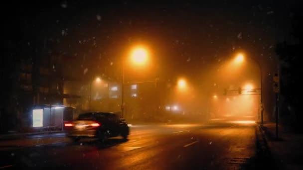 Αυτοκίνητο σε δρόμο της πόλης σε χιονοθύελλα — Αρχείο Βίντεο